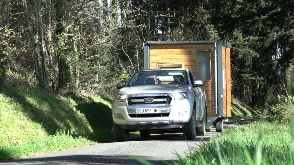 tiny tractée en forêt